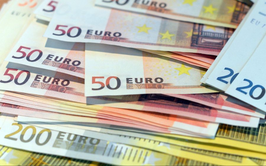 Die Betrüger brachten die Frau dazu, rund 100'000 Euro Bargeld und Schmuck vor die Tür zu legen.