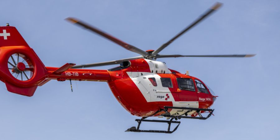 Die Rega flog den verunfallten ins Spital. (Archiv)