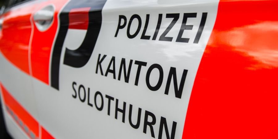 Die Solothurner Polizei hat am Samstagnachmittag drei Minderjährige in einem gestohlenen Auto anhalten können. Dabei ist auch ein Fahrzeug der Polizei zu Schaden gekommen. (Symbolbild)