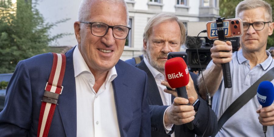 Der ehemalige Raiffeisen-Chef Pierin Vincenz kam im Kleinwagen seines Anwalts zum Obergericht. Reden wollte er vor dem Prozess nicht.
