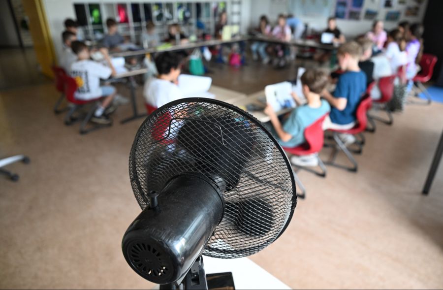 Dass in Köln eine Schule ohne Kühlung gebaut wird, bezeichnet er als «bildungsfern und wissenschaftsfeindlich».