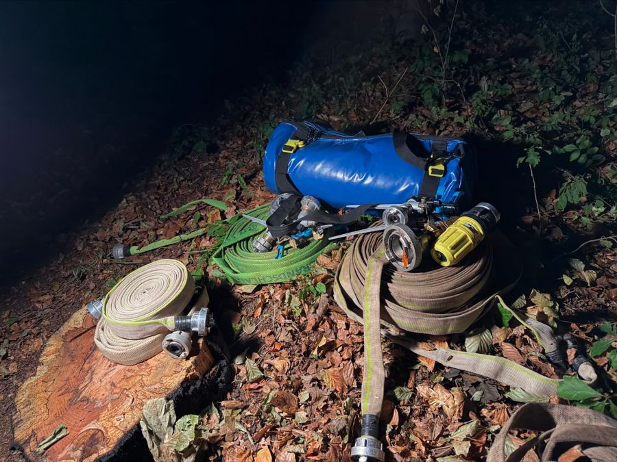 Der Einsatz der Feuerwehren dürfte noch lange in die Nacht hinein dauern.