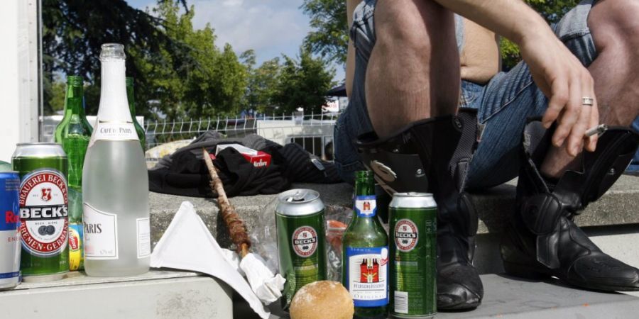 Alkohol fliesst an der Street Parade jeweils in rauen Mengen. Das Stadtzürcher Parlament macht nun Druck auf die Detailhändler. (Archivbild)