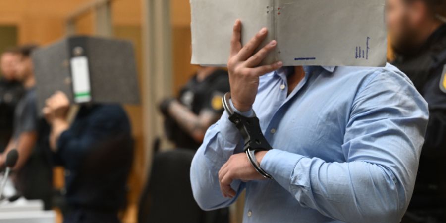 dpatopbilder - Die Angeklagten in einem Staatsschutzverfahren gegen drei Ukrainer wegen Agententätigkeit im Auftrag eines russischen Nachrichtendienstes werden von Justizbeamten in den...
