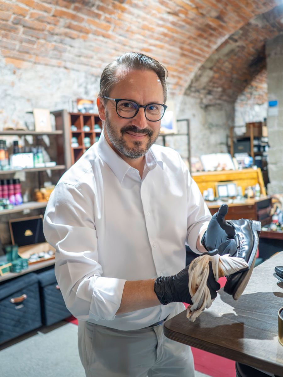 Claudio Bühlmann ist professioneller Schuhputzer.