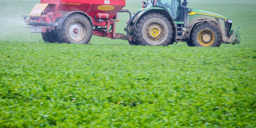 Europas Landwirte sind mit hohen Düngemittelpreisen konfrontiert. Die Europäische Kommission hat Hilfe angekündigt. Jetzt werden Zahlen bekannt. (Archivbild)