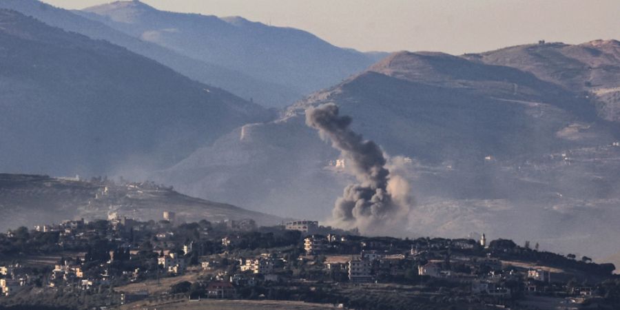 ARCHIV - Nach einem israelischen Luftangriff auf den Südlibanon steigt Rauch auf. Foto: Gil Cohen-Magen/dpa