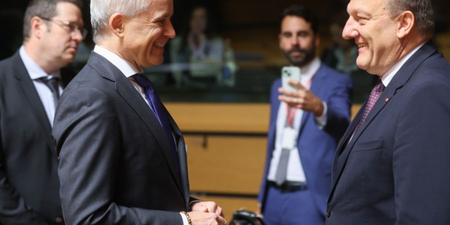 Bundesrat Beat Jans (links im Bild) bespricht mit seinen Amtskolleginnen und -kollegen der EU - hier mit dem litauischen Innenminister Vladislav Kondratovic - die aktuelle Migrationslag...