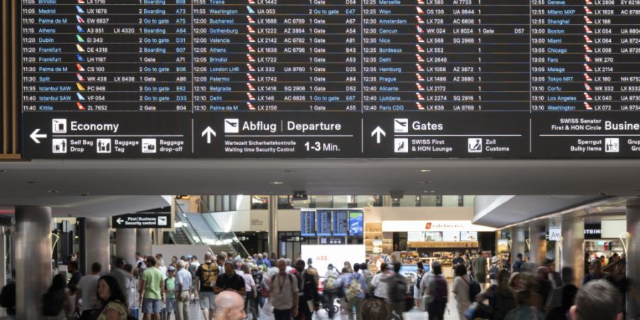 Der Flughafen Zürich hat seine Pünktlichkeit während der Hochsaison im Sommer verbessert. 56 Prozent der Flüge hoben mit einer Verspätung von weniger als 15 Minuten ab. (Archivbild)