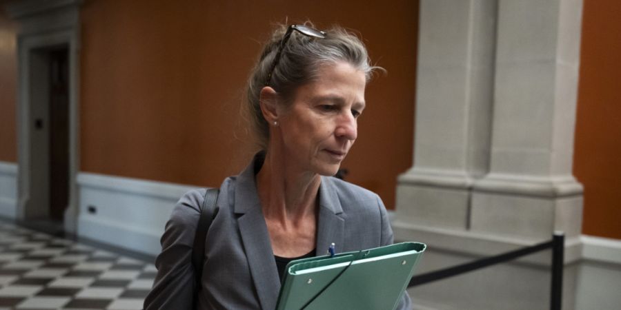 Bundesrichterin Beatrice van de Graaf auf dem Weg zur Anhörung bei der Gerichtskommission.