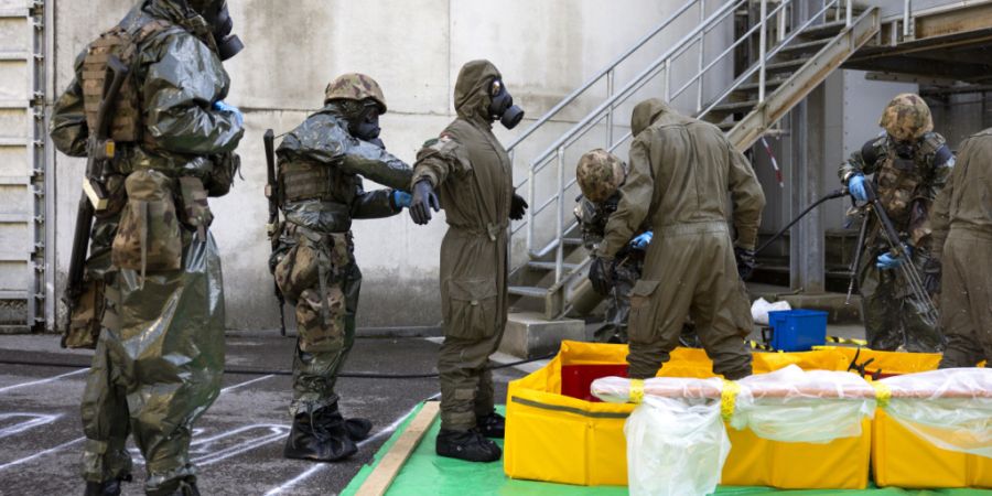 Angehörige der Schweizer Armee bei der Dekontamination nach der Bergung eines Stücks Cäsium.