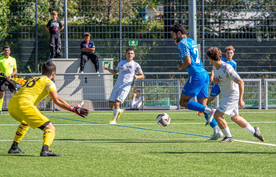 Gautschi (Weissenstein) mit einer Chance im Strafraum der Interlakner.