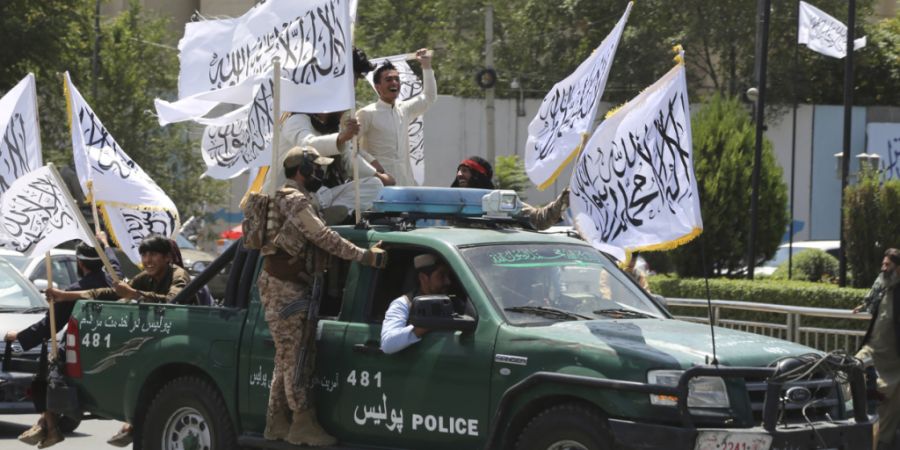 ARCHIV - Taliban-Kämpfer feiern den dritten Jahrestag des Abzugs der US-geführten Truppen aus Afghanistan. Foto: Siddiqullah Alizai/AP/dpa