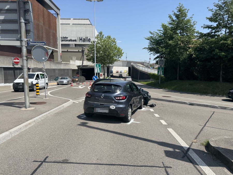 An den Fahrzeugen entstand erheblicher Sachschaden.