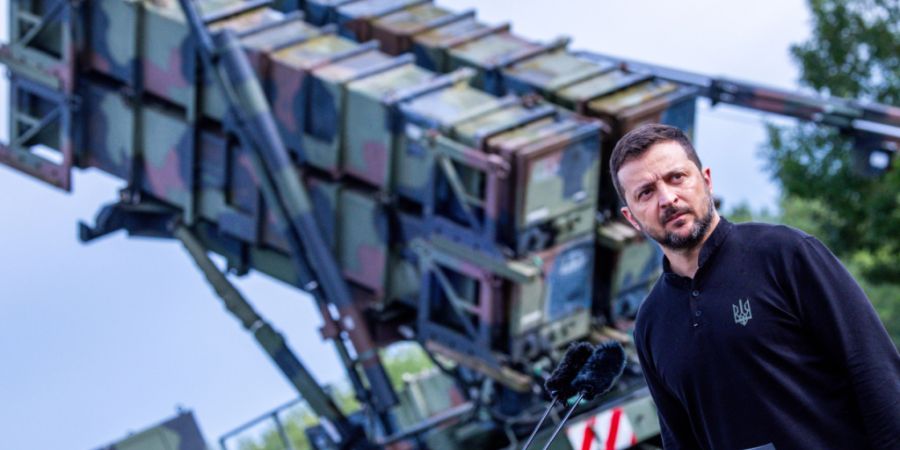 ARCHIV - Wolodymyr Selenskyj, Präsident der Ukraine, steht bei einem Besuch der Ausbildung von ukrainischen Soldaten vor dem Flugabwehrraketensystem «Patriot» auf einem Truppenübung...