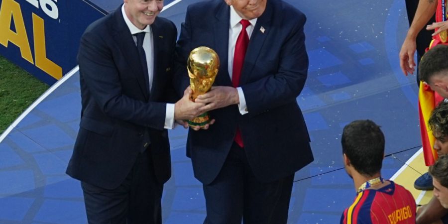 Der stark in der Kritik stehende FIFA-Präsident Gianni Infantino erhält trotz seinem umstrittenen Investorenplans Rückendeckung von US-Präsident Donald Trump. (Archivbild)