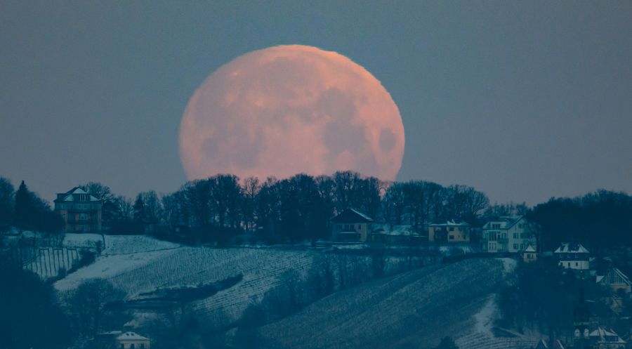Die Finsternis finden bei Monduntergang statt, darum hat man die beste Sicht auf einer Erhöhung mit freiem Blick in den Westen.