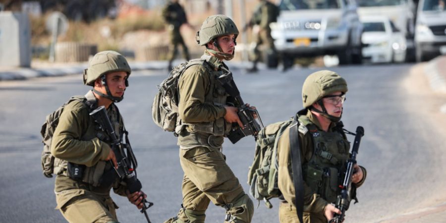 ARCHIV - Israelische Soldaten blockieren eine Straße im Westjordanland. Foto: Ilia Yefimovich/dpa