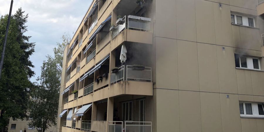 Beim Eintreffen der Rettungskräfte drang Rauch aus der Wohnung im ersten Obergeschoss.