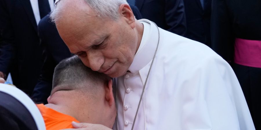 dpatopbilder - Papst Leo XIV. begrüßt die Gläubigen vor Beginn einer Messe in der Basilika Santa Maria degli Angeli. Der Heilige Vater trifft sich in Assisi mit Jugendlichen, die am ...
