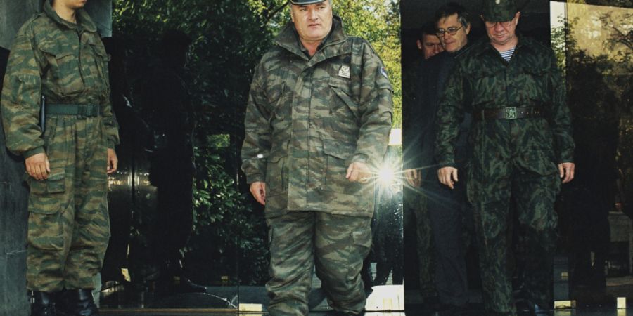 ARCHIV - Ratko Mladic (Mitte) in der bosnischen Stadt Banja Luka im Oktober 1995. Foto: Radivoje Pavicic/AP/dpa/Archivbild