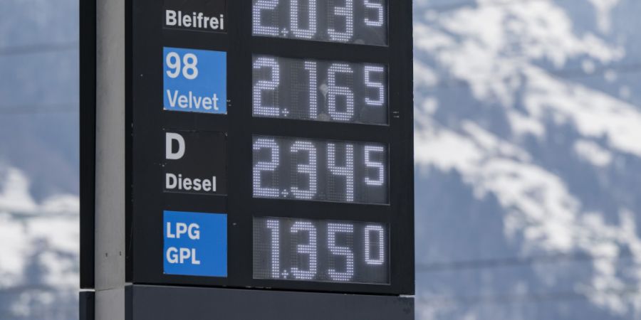 Die Treibstoffpreise in der Schweiz sind weiter gestiegen. Der Durchschnittspreis für Bleifrei 95 hat erstmals seit fast vier Jahren wieder die Marke von zwei Franken pro Liter übersc...