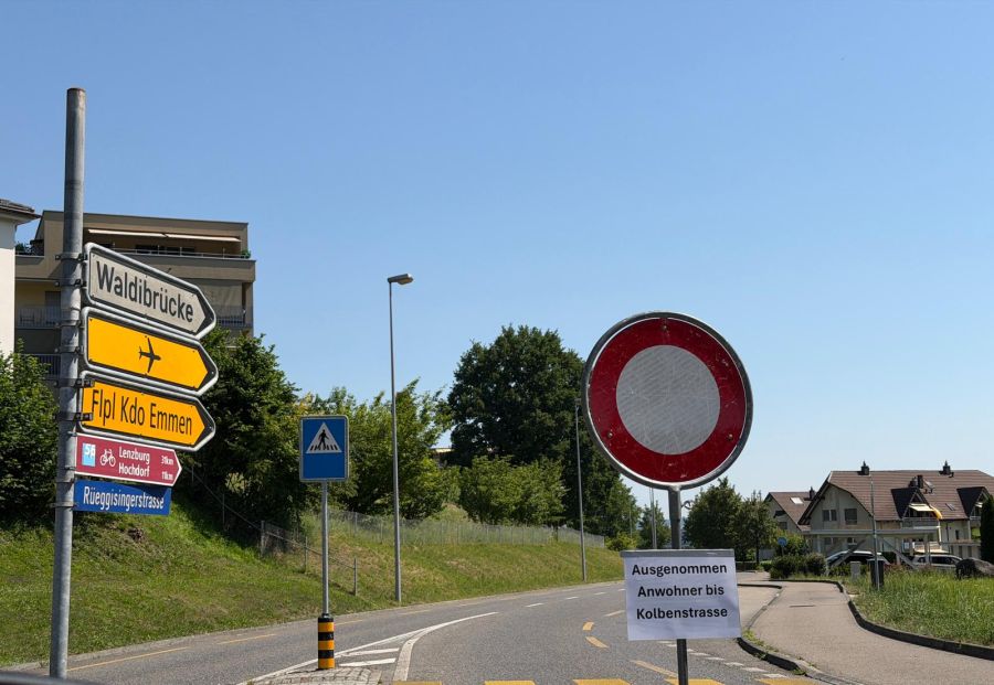 Der Zugang zum Militärflugplatz ist seitdem eingeschränkt.