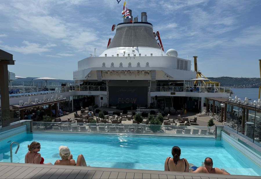 Mit Blick auf das Agora-Deck: Der Infinity-Pool der Mein Schiff Flow.