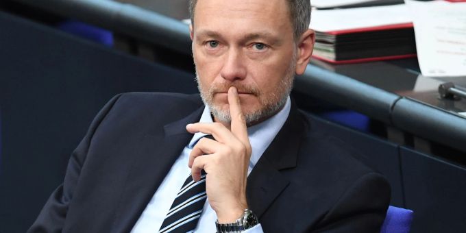 Der deutsche Finanzminister Christian Lindner hat den Vorschlag für schuldenfinanzierte EU-Projekte abgelehnt. (Archivbild) Christian Lindner (FDP), Bundesfinanzminister, sitzt auf der Regierungsbank im Bundestag. Er strebt rückwirkend eine Erhöhung des Grundfreibetrags in der Lohn- und Einkommensteuer an.