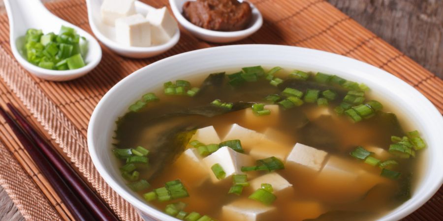 Miso-Suppe enthält gesunde Bakterien aus fermentiertem Soja oder Getreidesorten wie Reis und Gerste.