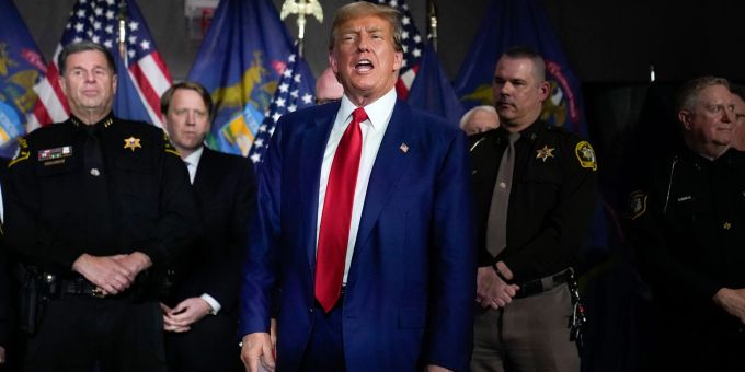 Donald Trump bedient sich regelmässig radikaler Rhetorik, tut sich mit rassistischen Aussagen hervor und hetzt gegen Minderheiten. Donald Trump bedient sich regelmässig radikaler Rhetorik, tut sich mit rassistischen Aussagen hervor und hetzt gegen Minderheiten.