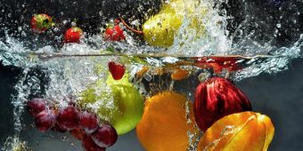 Obst klatscht in Wasser
