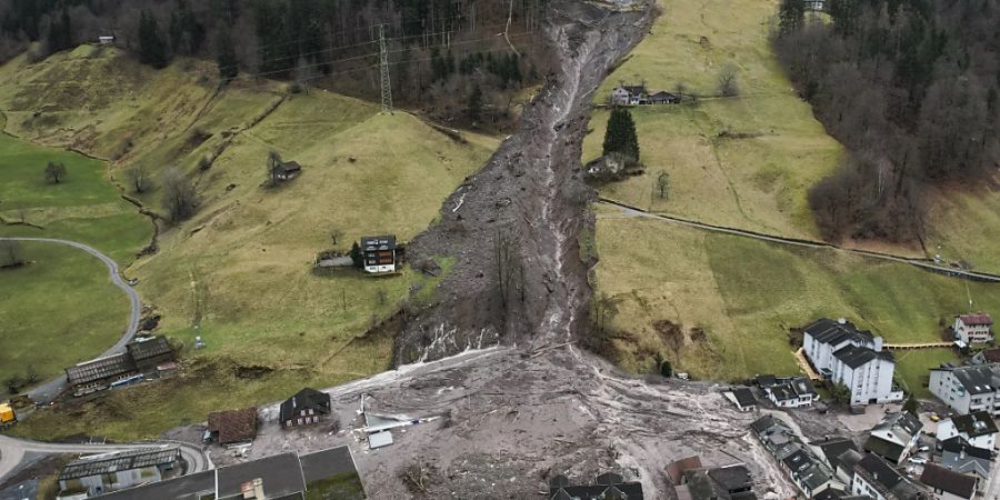 Wenn ein Erdrutsch einen Fluss blockiert, kann dies Erdbeben auslösen. Die Wahrscheinlichkeit für eine solche Verkettung der Umstände sei für die Schweiz gering, Erdrutsche treten aber immer wieder ein, wie im letzten Jahr in Schwanden GL.