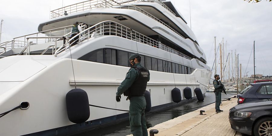 Spanische Sicherheitskräfte bewachen die in Palma de Mallorca festgesetzte Jacht «Tango», die dem russischen Oligarchen Viktor Vekselberg gehört. (Archivbild)