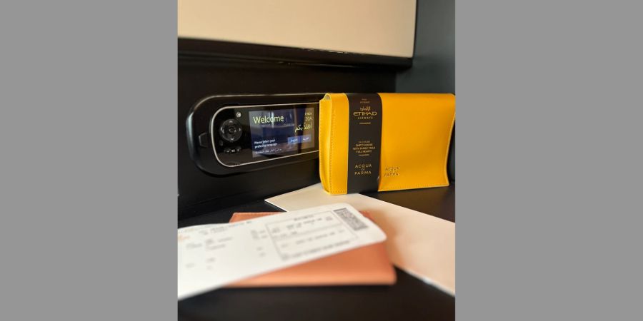 Acqua Di Parma Amenity Kit und Flugticket.