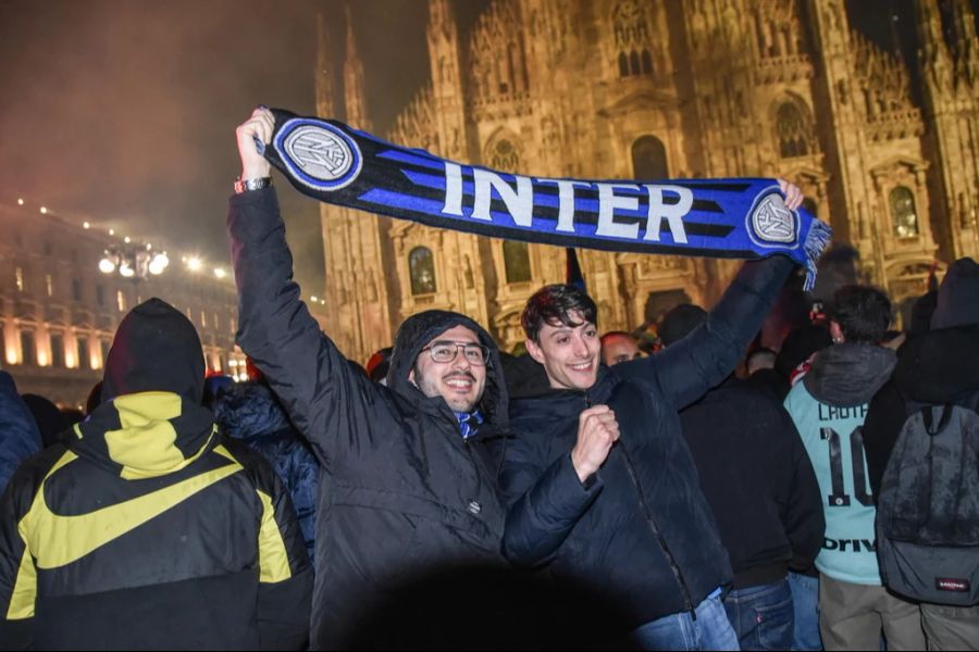 Die Fans feiern vor dem Dom.