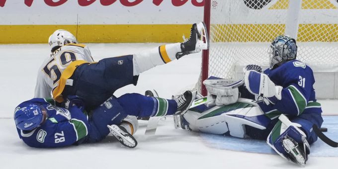 Roman Jost spielt mit Nashville in der NHL gegen Vancouver. NHL