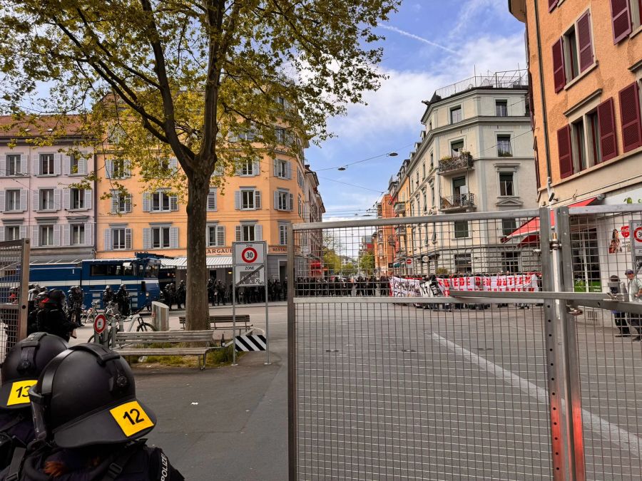 Die Polizei ist in Zürich mit einem Grossaufgebot vor Ort.