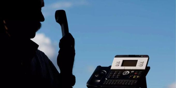 Wenn Betrüger fremde Nummern missbrauchen, kann das Konsequenzen für die unwissenden Opfer haben. (Symbolbild) Telefonbetrug