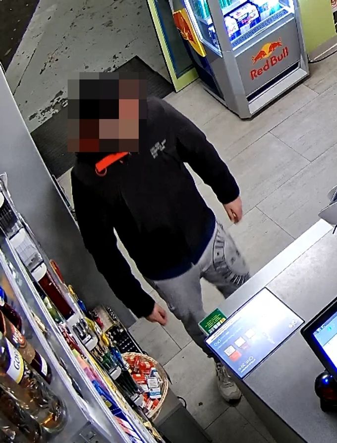 Die Kantonspolizei bittet um Hinweise zum Täter. Bilder von Räuber.