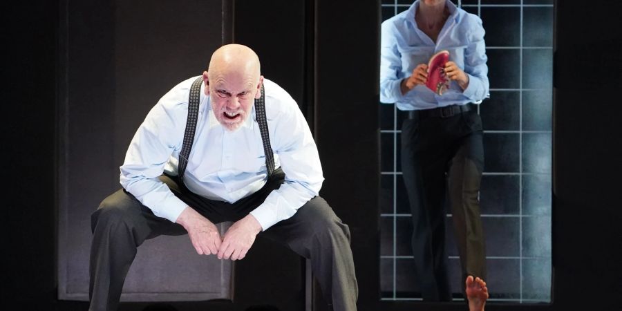 Hollywoodstar John Malkovich zusammen mit der litauischen Schauspielerin Ingeborga Dapkunaite im Theaterstück «In the Solitude of Cotton Fields» im Thalia Theater.