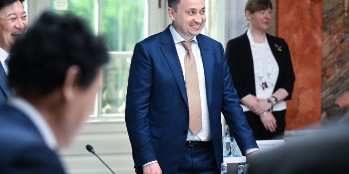 War 2019 bei den vorgezogenen Parlamentswahlen über die Liste der Präsidentenpartei in die Oberste Rada gelangt: Mykola Solskyj. War 2019 bei den vorgezogenen Parlamentswahlen über die Liste der Präsidentenpartei in die Oberste Rada gelangt: Mykola Solskyj.