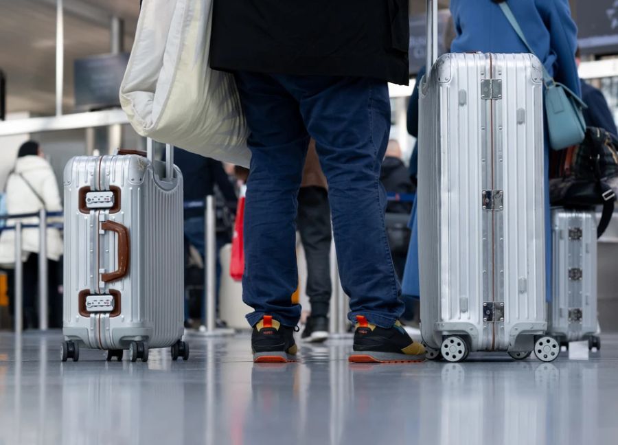 Er rutschte vor einem Schalter der British Airways auf einer Alkohol-Pfütze aus. (Symbolbild)