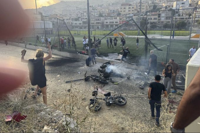 Hektische Szenen nach dem tödlichen Raketenangriff: Anwohner kommen den Verletzten zu Hilfe. Golanhöhen Israel