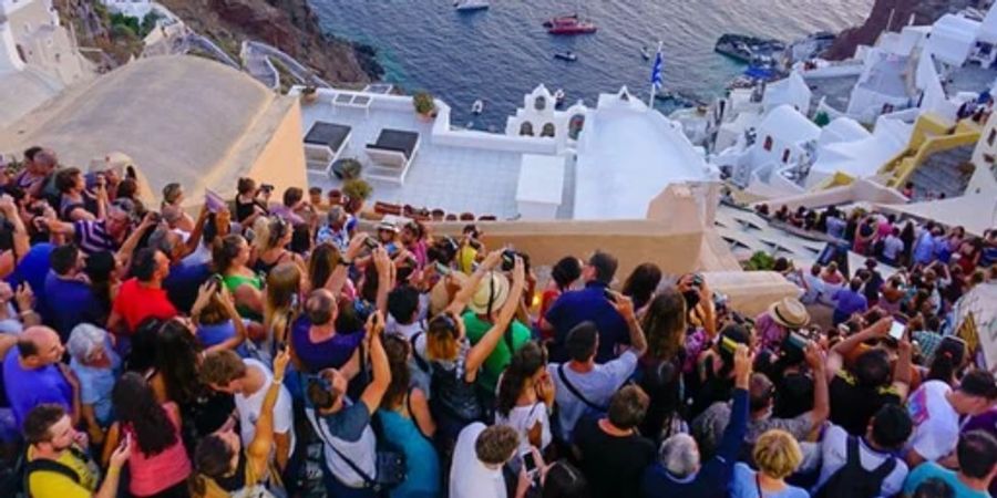 Santorini zieht jedes Jahr massenhaft Touristen an.