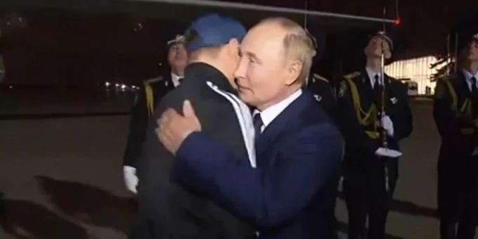 Putin umarmt den Tiergartenmörder Krassikow. Krassikow Putin