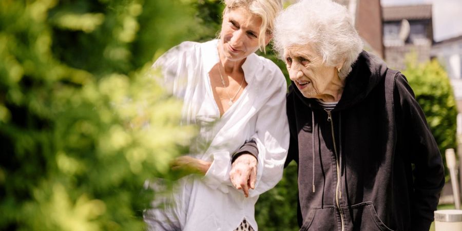 Julia Bernsee (l) und ihre Mutter.