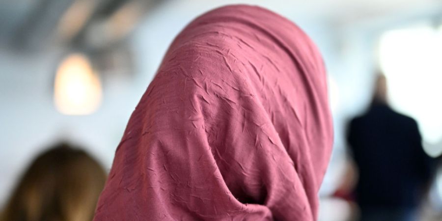 Die Motion will Angestellten der öffentlichen Hand im Aargau religiöse Kleidung - wie etwa ein Kopftuch - untersagen. (Symbolbild)