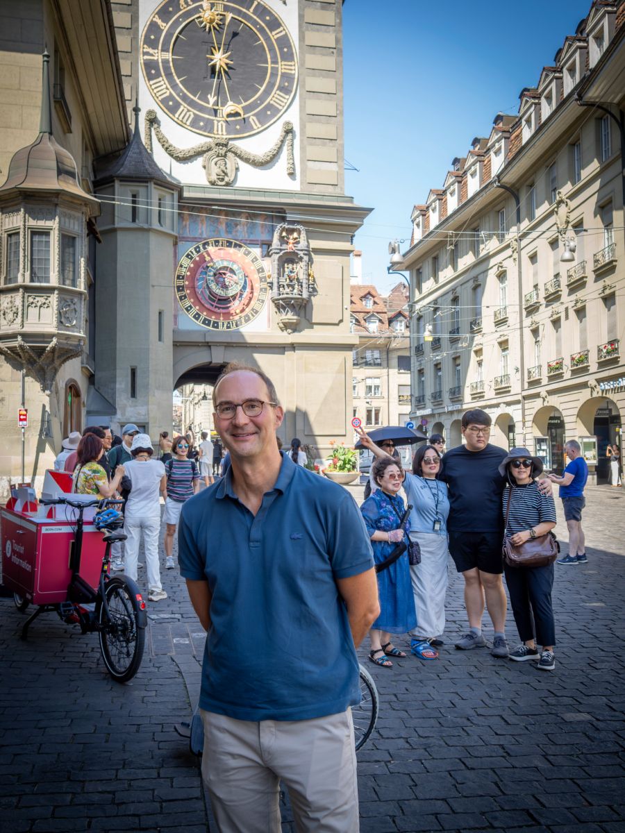 Rechtsanwalt Mario Marti sorgt dafür, dass die Zytglogge-Uhr die genaue Zeit zeigt.