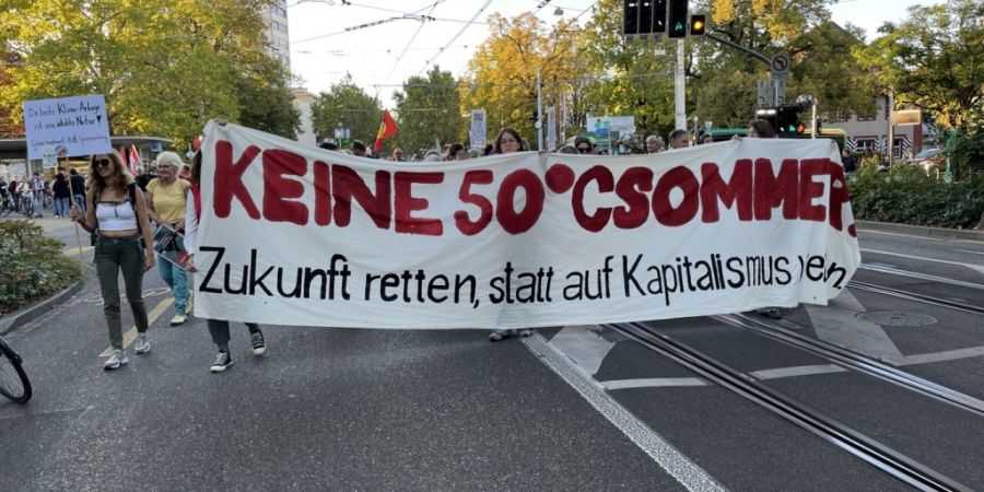 Rund 4000 Menschen starteten beim Schützenmattpark in Basel zu einer Demo gegen die Klimaerwärmung.